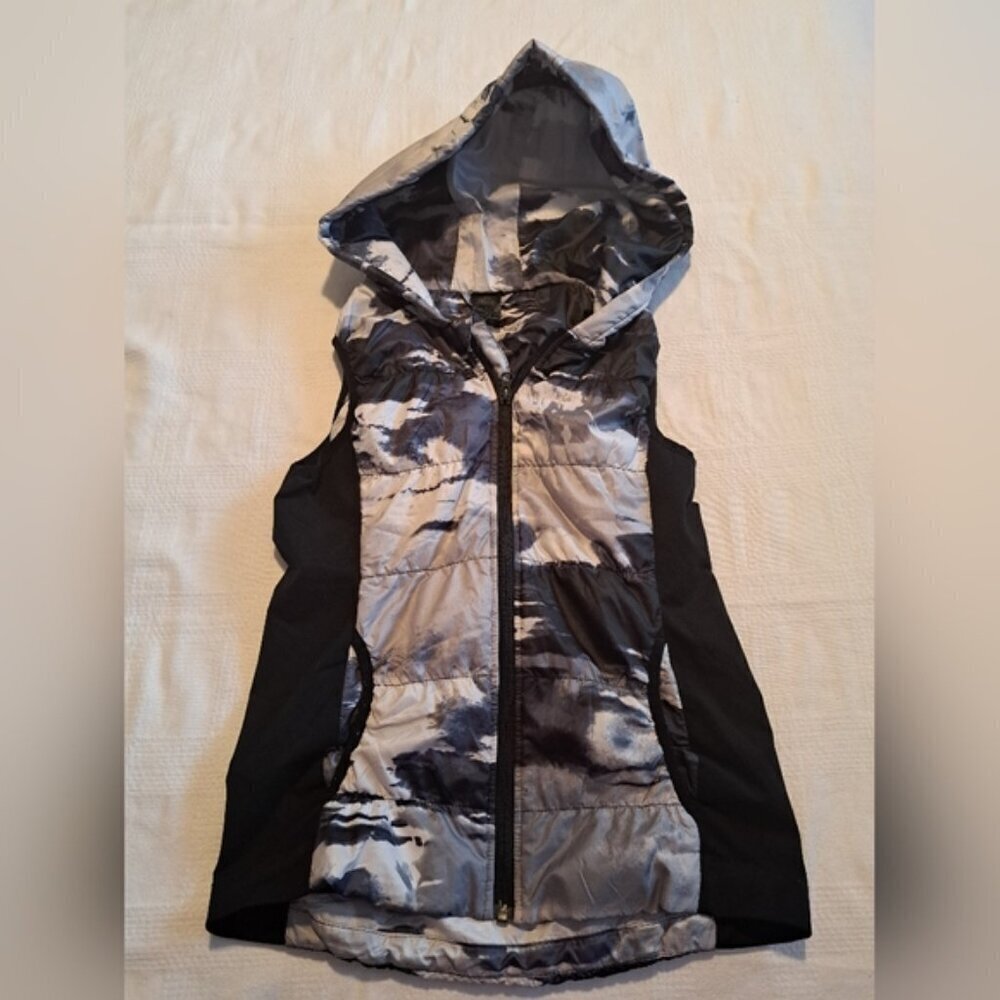 Zella girls size XL or 14/16 gray & black camo vest attached hood, VGUC